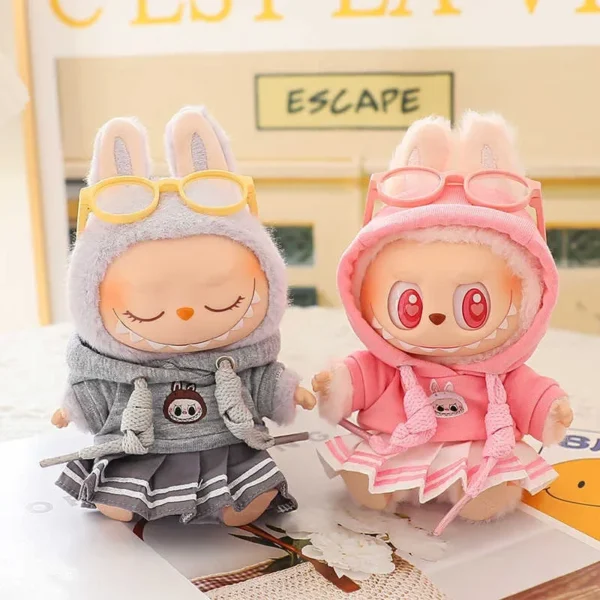 Roupa Labubu: Par de shorts com saia rosa com capuz e óculos e sapatos - Imagem 6